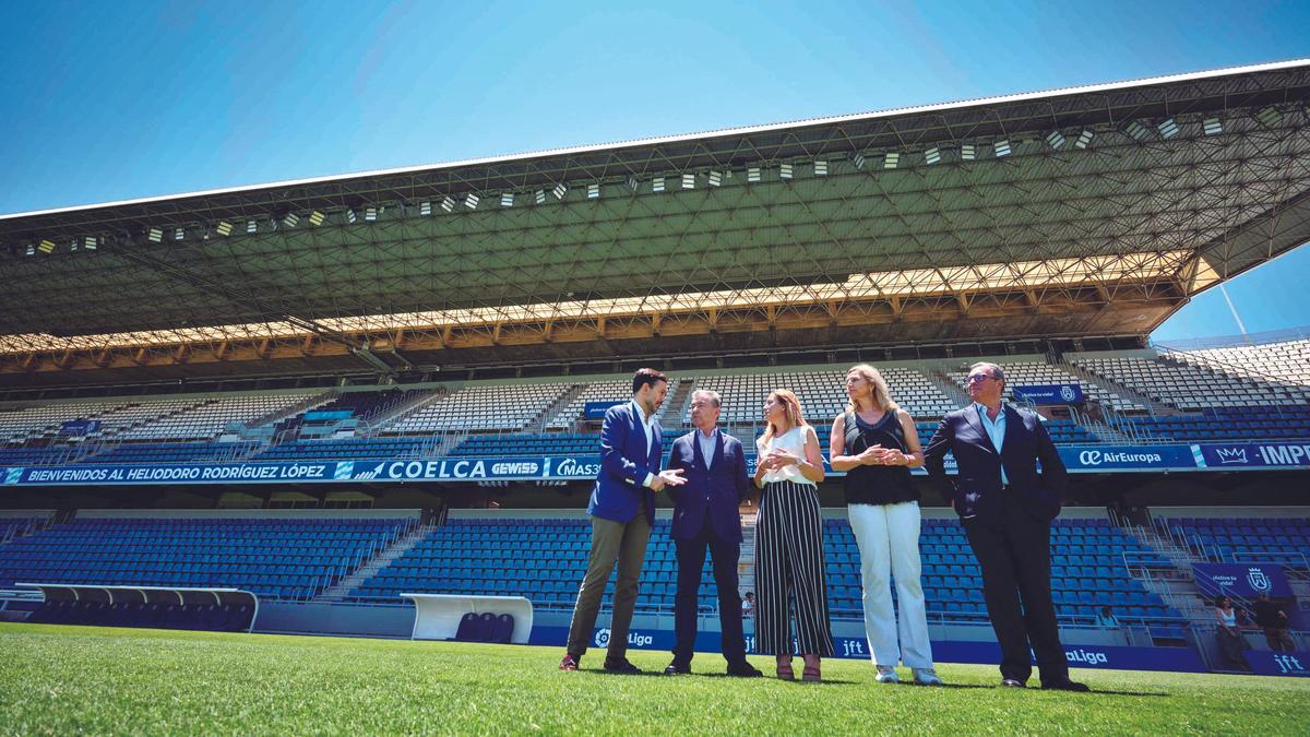 La presidenta del Cabildo de Tenerife, Rosa Dávila, visita el Heliodoro Rodríguez López para conocer las necesidades del recinto capitalino y mostró su compromiso para la mejora del estadio de cara a su centenario, que se celebra en 2025. En la imagen, autoridades y dirigentes del Club Deportivo Tenerife.| carsten w. lauritsenEncuentro Rosa Dávila, Paulino Rivero y Santiago Pozas | 27/07/2023 | Fotógrafo: Carsten W. Lauritsen