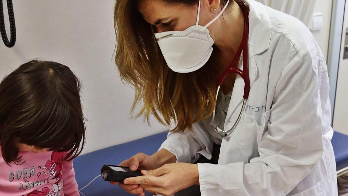 Imagen de la pediatra endocrinóloga Isabel Leiva  programando  insulina en un infusor continuo de insulina subcutáneo.