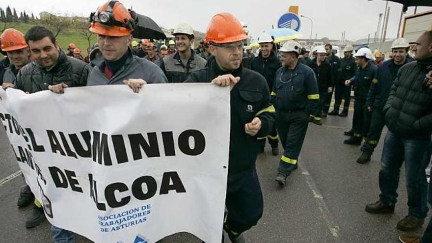 Protesta de los trabajadores de Alcoa de Avilés el pasado día 4, cuando comenzó la aplicación del ERE.