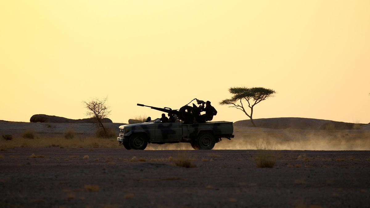 Un camión militar en el Sáhara Occidental.