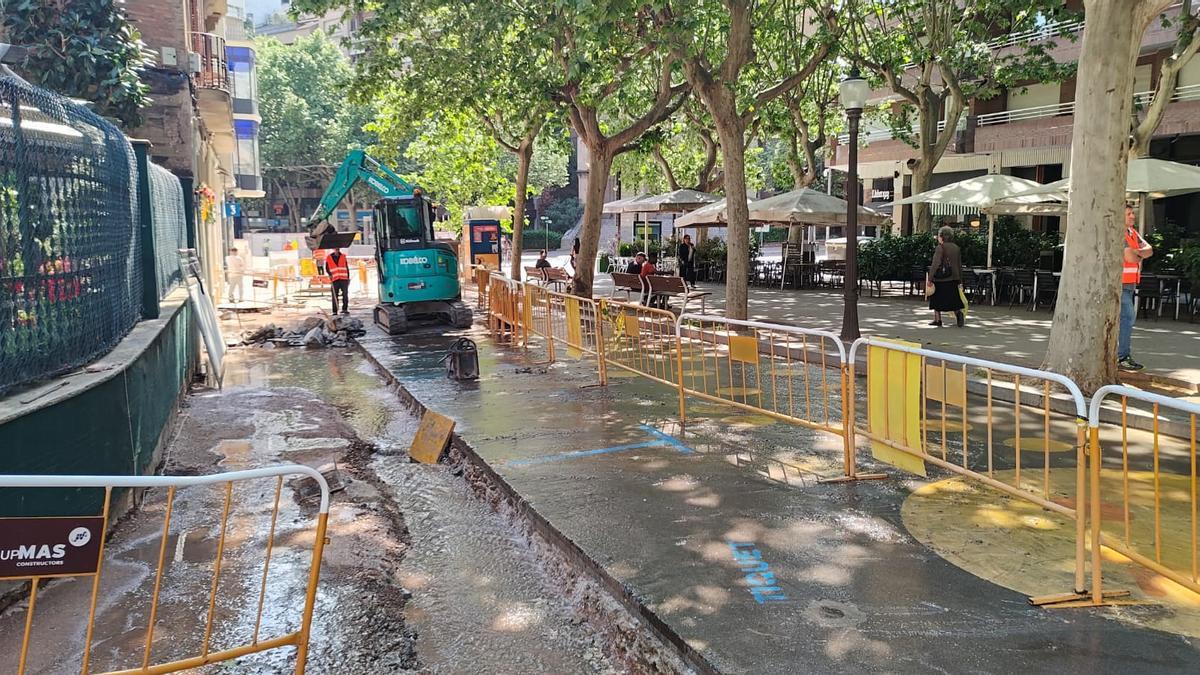 L'aigua de la fuita acaba afectant les obres de remodelació del carrer Guimerà