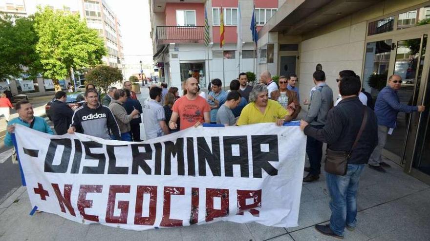 Los trabajadores que se concentraron ante el Concello mientras se reunía la junta de gobierno. // G.S.