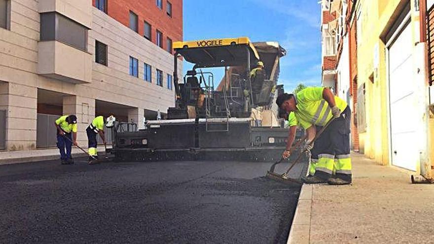 Operarios reanudan las tareas de asfaltado durante la mañana de ayer.