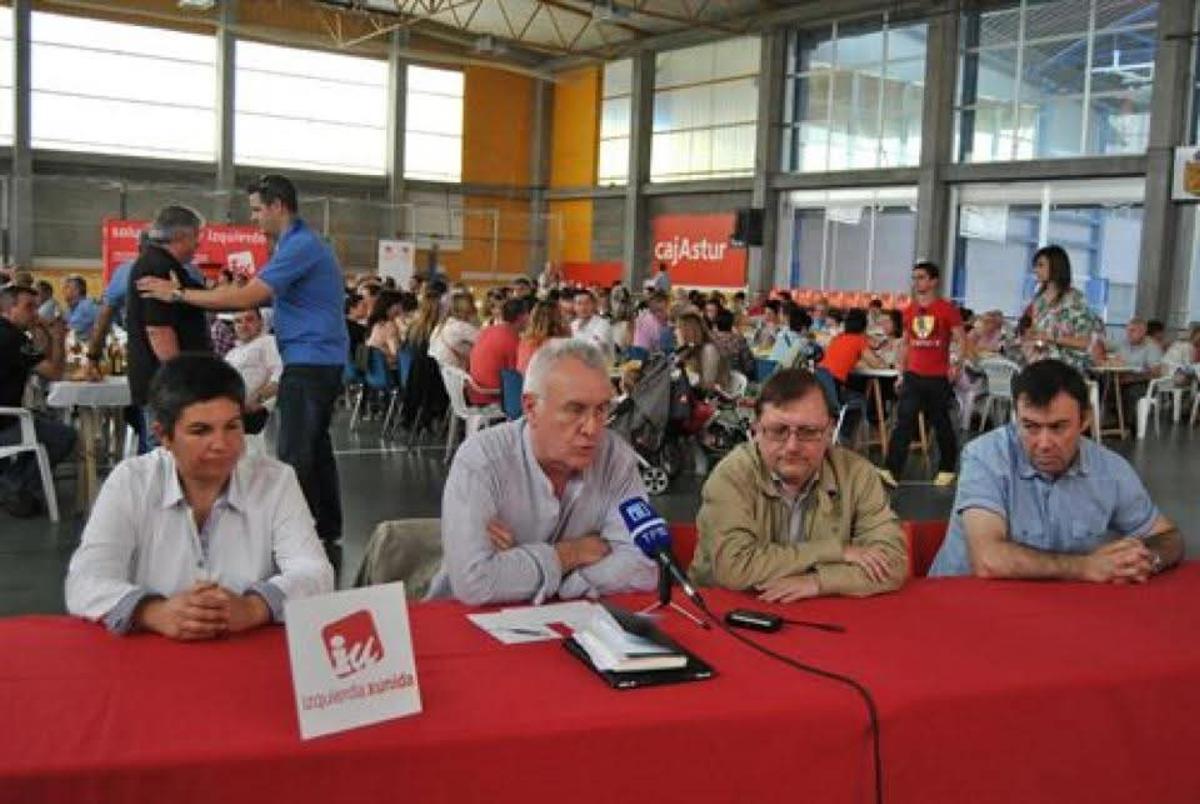 Por la izquierda, Cándida García, Cayo Lara, Jesús Iglesias y José Luis Trabanco, en una imagen de archivo, en un acto en Grado.