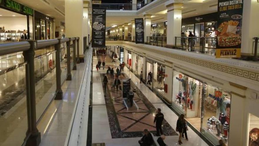 El tripartito pide una aclaración a la juez y retrasa la apertura  en domingo de los centros comerciales