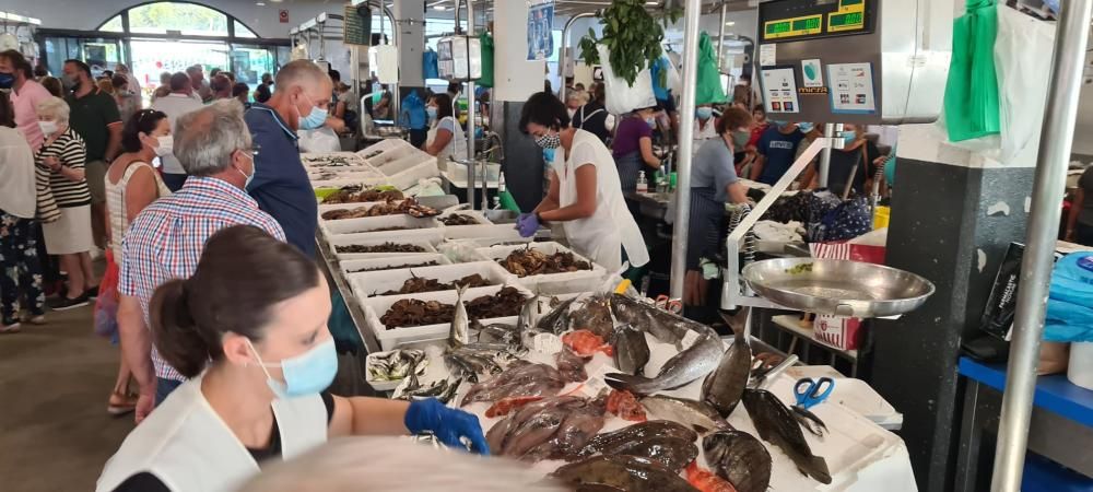 Gran afluencia de público al mercado de Vilagarcía