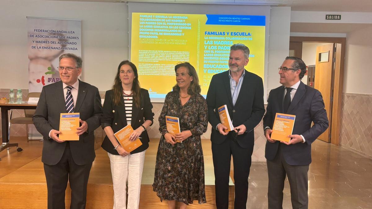 Estanislao Camacho, presidente de Fapyma; las abogadas Concepción Benítez Garrido, Reyes Prieto García; el presidente del Consejo Audiovisual, Domi del Postigo; y el delegado de Educación, Miguel Briones