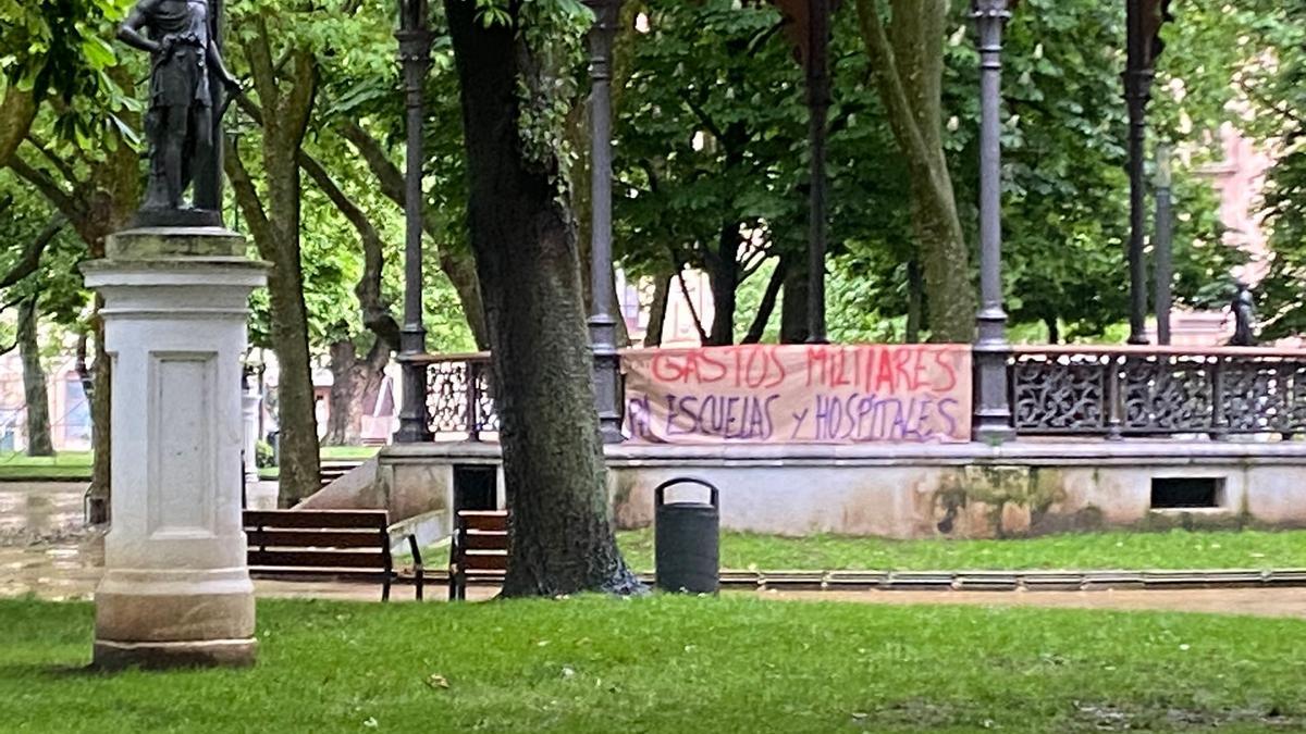 Una de las pancartas colocadas en el kiosco del parque del Muelle.