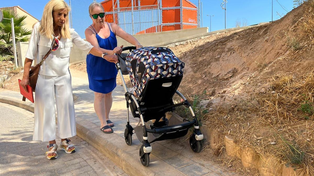 Vecinas accediendo a la instalación deportiva ubicada en el barrio de Beniferri.