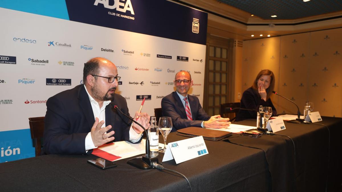 Alberto Izquierdo junto al presidente de ADEA, Fernando Rodrigo, y la periodista Eva Defior.