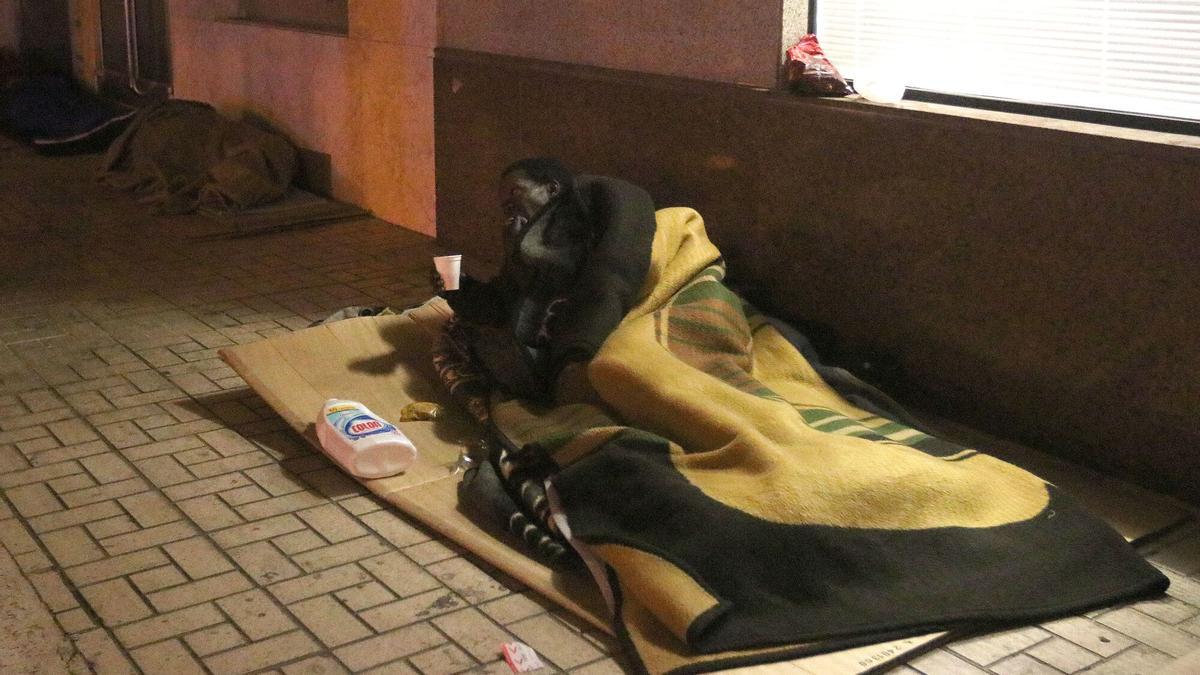Un 'sintecho' en las calles de Málaga.