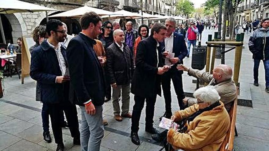 Héctor Amelló i membres de Ciutadans, ahir, a Girona.