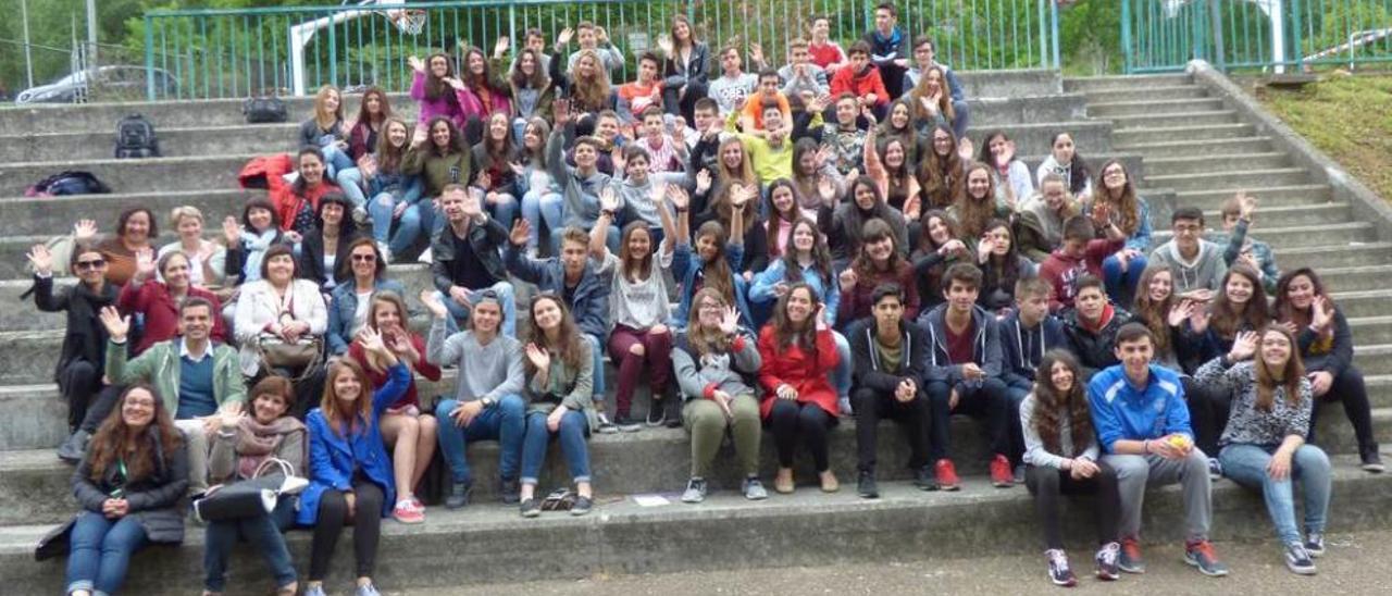 Alumnos y profesores participantes en el proyecto &quot;Erasmus +&quot;, ayer, en el Instituto de Cangas del Narcea.