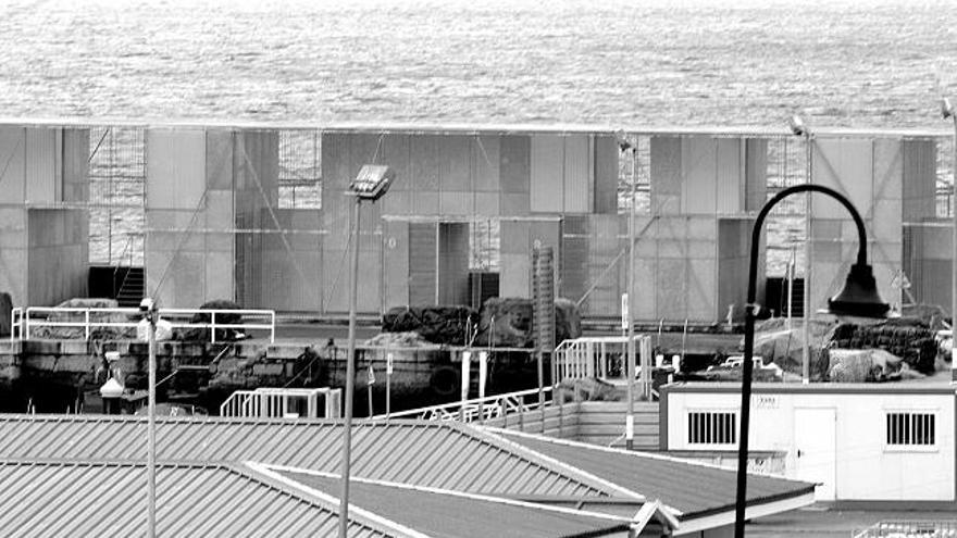 Las casetas de los marineros en el muelle de Cangas llaman la atención por el ruido que provocan cuando el viento se filtra.