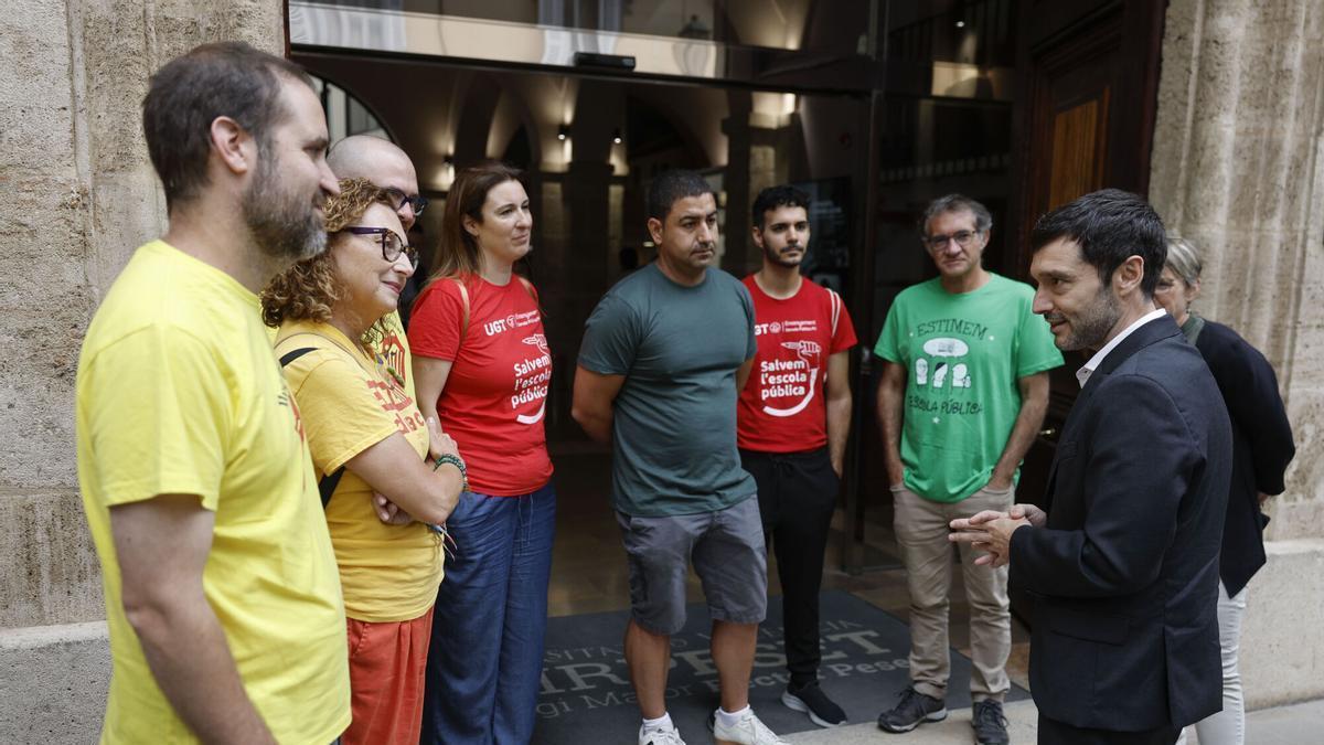 El ministro de Derechos Sociales, Pablo Bustinduy, se reúne con los sindicatos de educación, en València, en plena huelga.