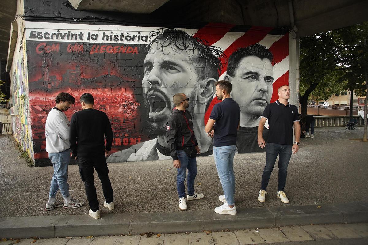 Stuani i Míchel destapen el mural que l'artista Miguel Martínez ha pintat a Girona Stuani i Míchel destapen el mural que l'artista Miguel Martínez ha pintat a Girona