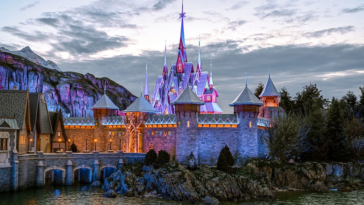 La iluminación al atardecer acentúa la atmósfera inmersiva de World of Frozen dentro de Disney Adventure World.