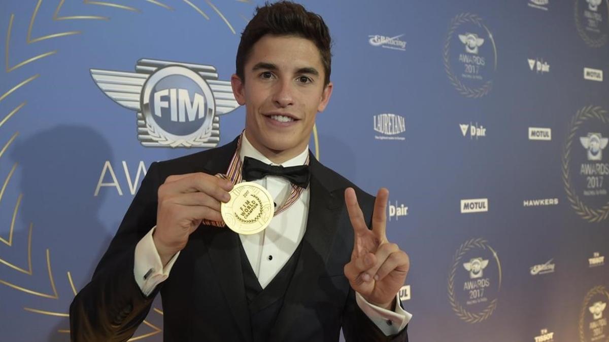 Marc Márquez muestra, orgulloso y feliz, la medalla que lo acredita como campeón del mundo de MotoGP y que recibió, anoche, en la gala de la FIM, que se celebró en Andorra.