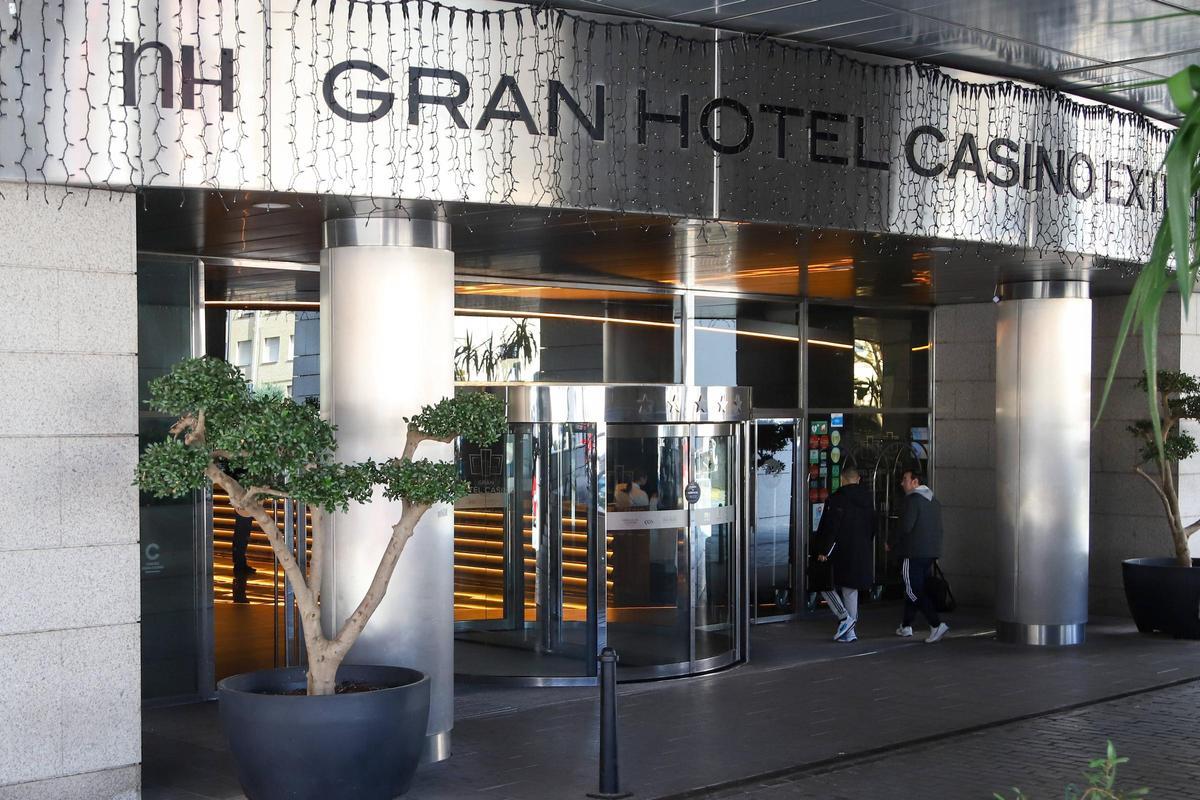 Dos usuarios entran en el hotel NH Gran Casino Extremadura de Badajoz.