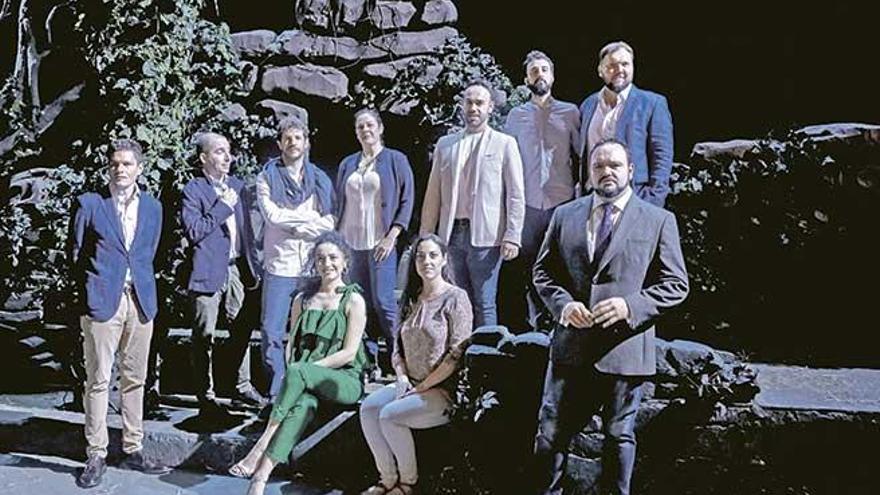 El elenco de ´Norma´ posa en el escenario de la Sala Gran con motivo de la presentación de la ópera.