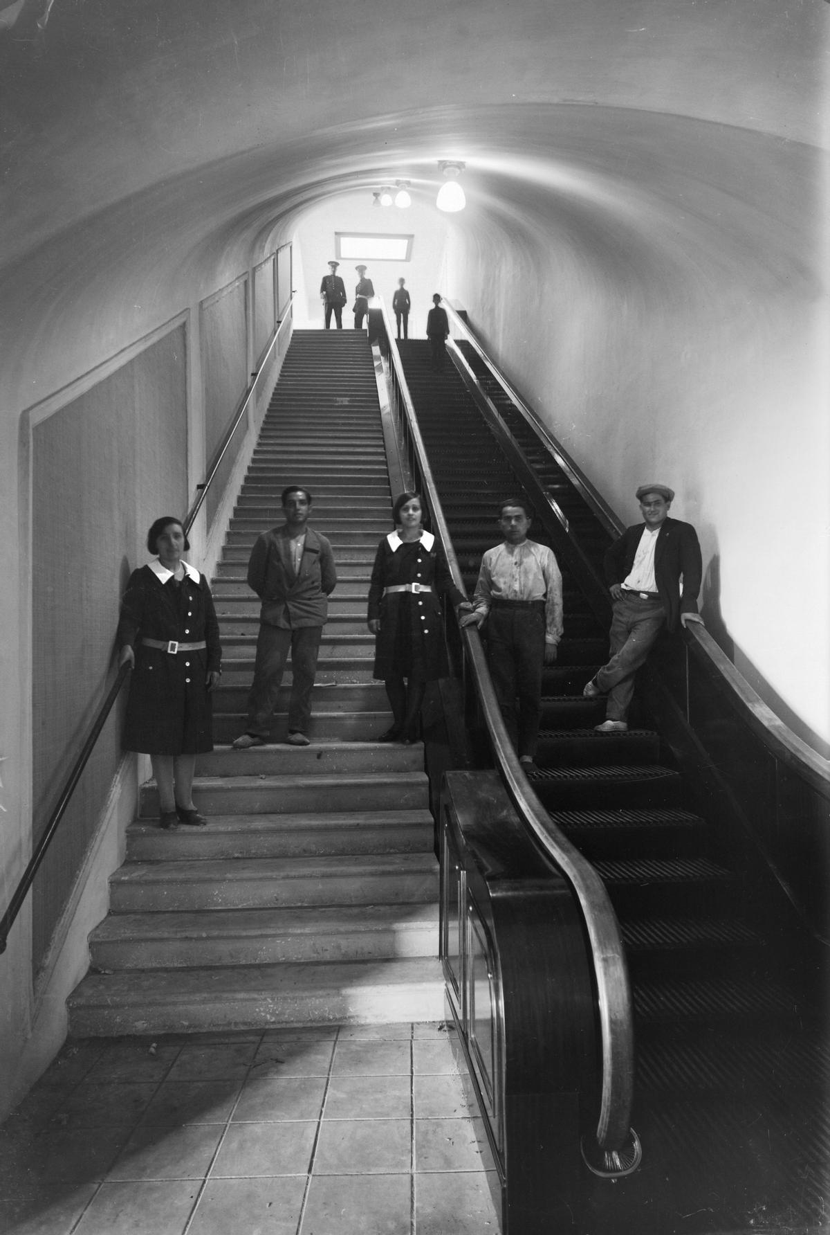 Escalera mecánica de la estación de Miramar con estructura de caoba en 1928-30