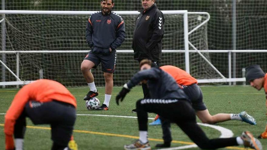 Carlos Pouso observando el final de un entrenamiento del Pontevedra en Cerponzóns. // Gustavo Santos