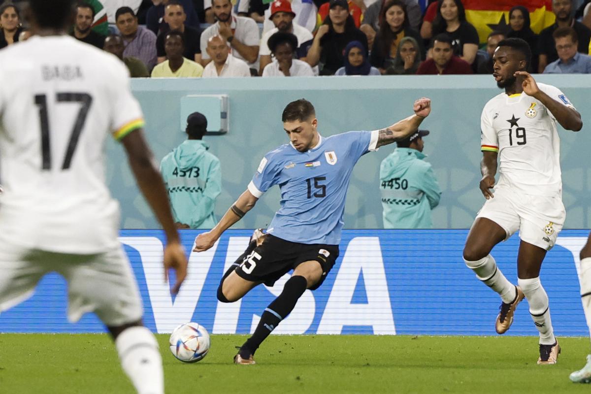 GR5236. AL-WAKRAH (CATAR), 02/12/2022.- Federico Valverde de Uruguay hoy, en un partido de la fase de grupos del Mundial de Fútbol Qatar 2022 entre Ghana y Uruguay en el estadio Al-Janoub, en Al-Wakrah (Catar). EFE/ Esteban Biba