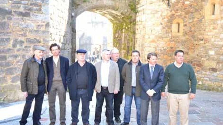 Miembros de Hostelería de Asturias, tras la reunión mantenida con el regidor de Salas.