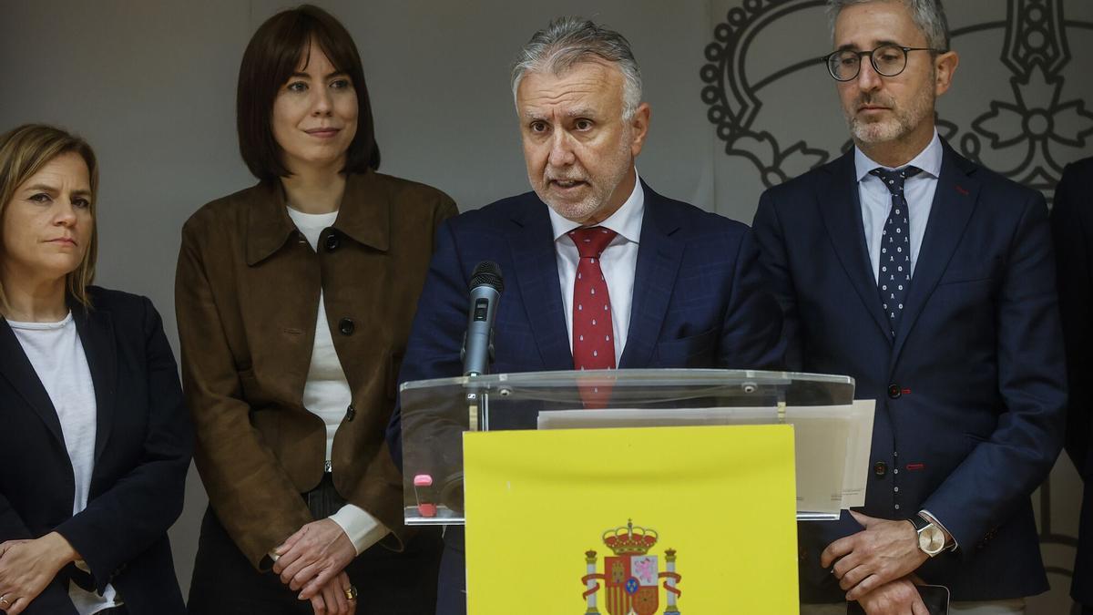 El ministro de Política Territorial, Ángel Víctor Torres, preside un encuentro en Delegación de Gobierno en febrero.