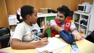 Este programa de la Creu Roja lucha contra el abandono escolar en Santa Coloma de Gramenet