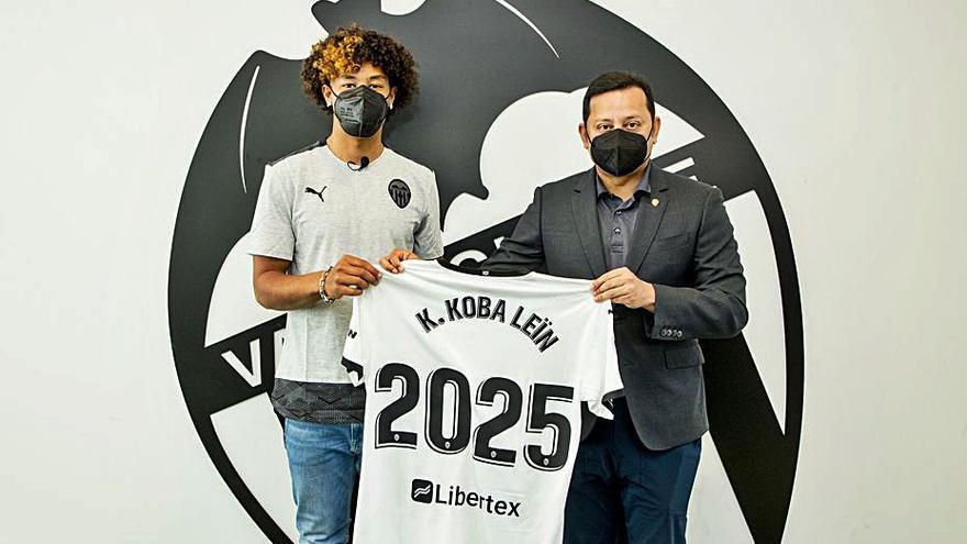 koba posa, ayer, junto a Anil Murthy tras la renovación.  | VCF