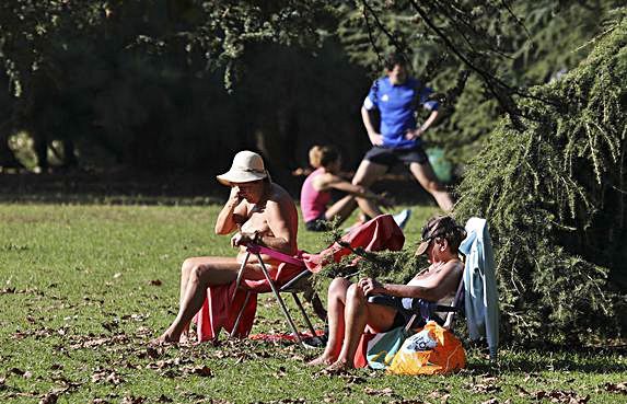 Avilesinos en el parque de Ferrera.