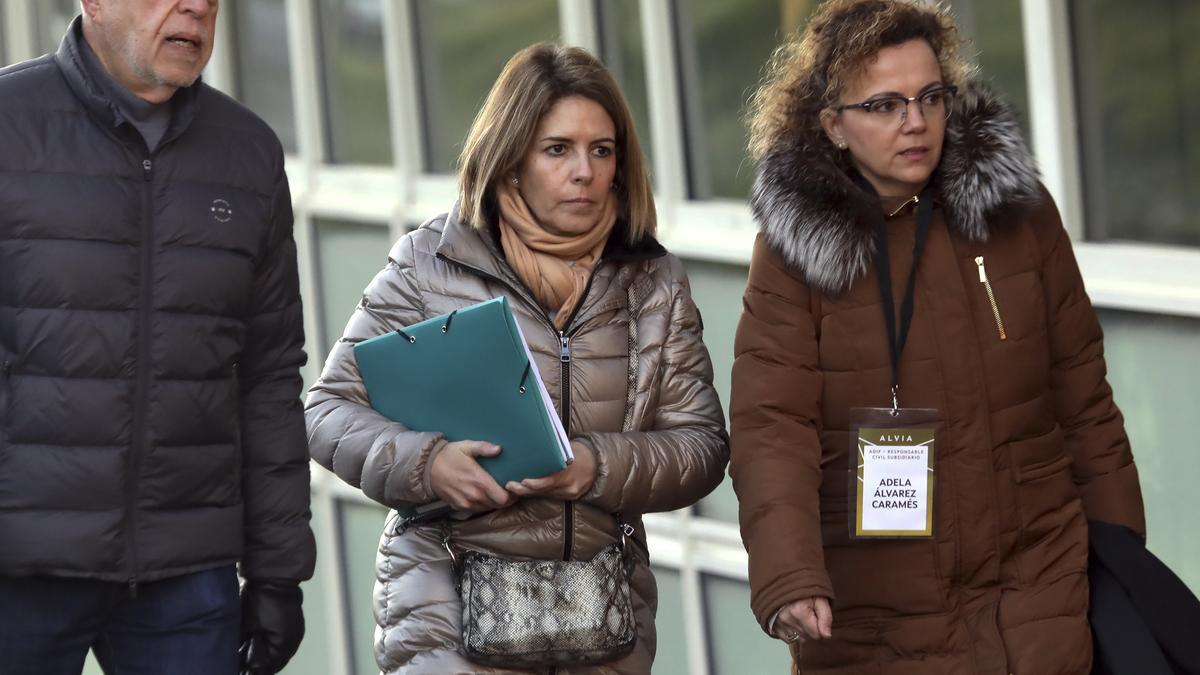 La directora general de seguridad, procesos y sistemas corporativos de Adif, Esther Mateo (centro), hoy a su llegada al juicio del caso Alvia.