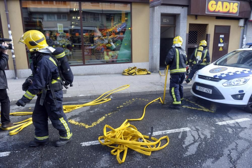 Los bomberos rescatan a un hombre en Os Mallos