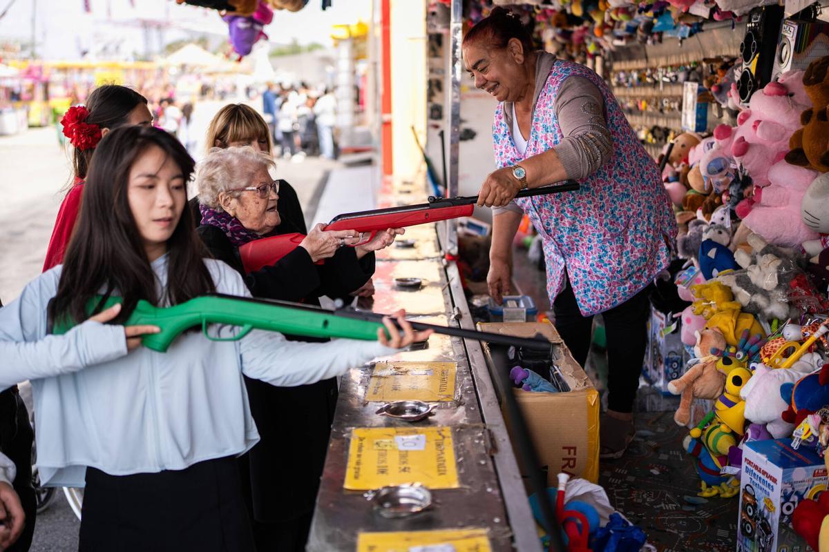 Ambiente en la Feria de Abril de Barcelona, en el recinto del Fòrum, durante la jornada del Primero de Mayo. El evento encara este viernes su último fin de semana de actividad antes de la clausura. Ambiente en la Feria de Abril de Barcelona, en el recinto del Fòrum, durante la jornada del Primero de Mayo. El evento encara este viernes su último fin de semana de actividad antes de la clausura.