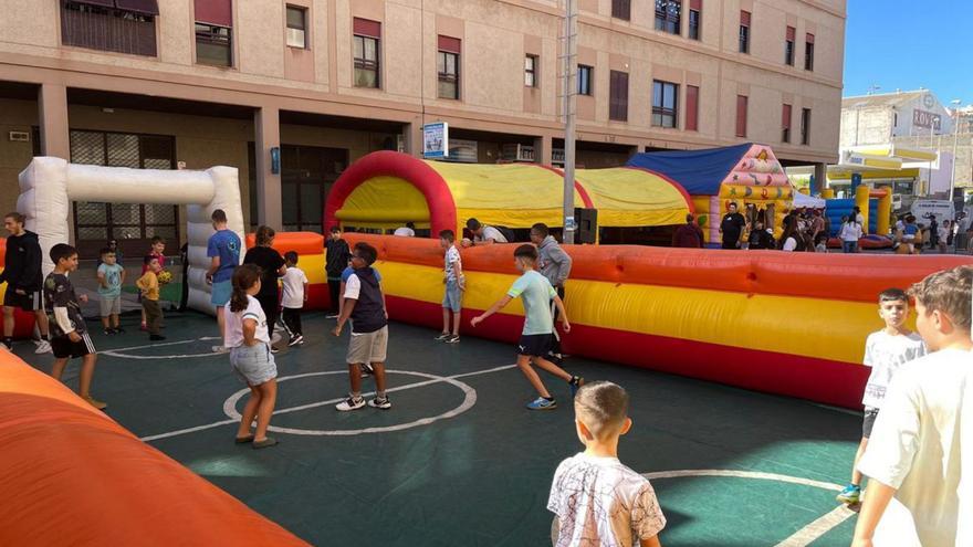 Diferentes actividades lúdicas desarrolladas en la plaza del edificio Airám, en el barrio de Barranco Grande, en el Suroeste .