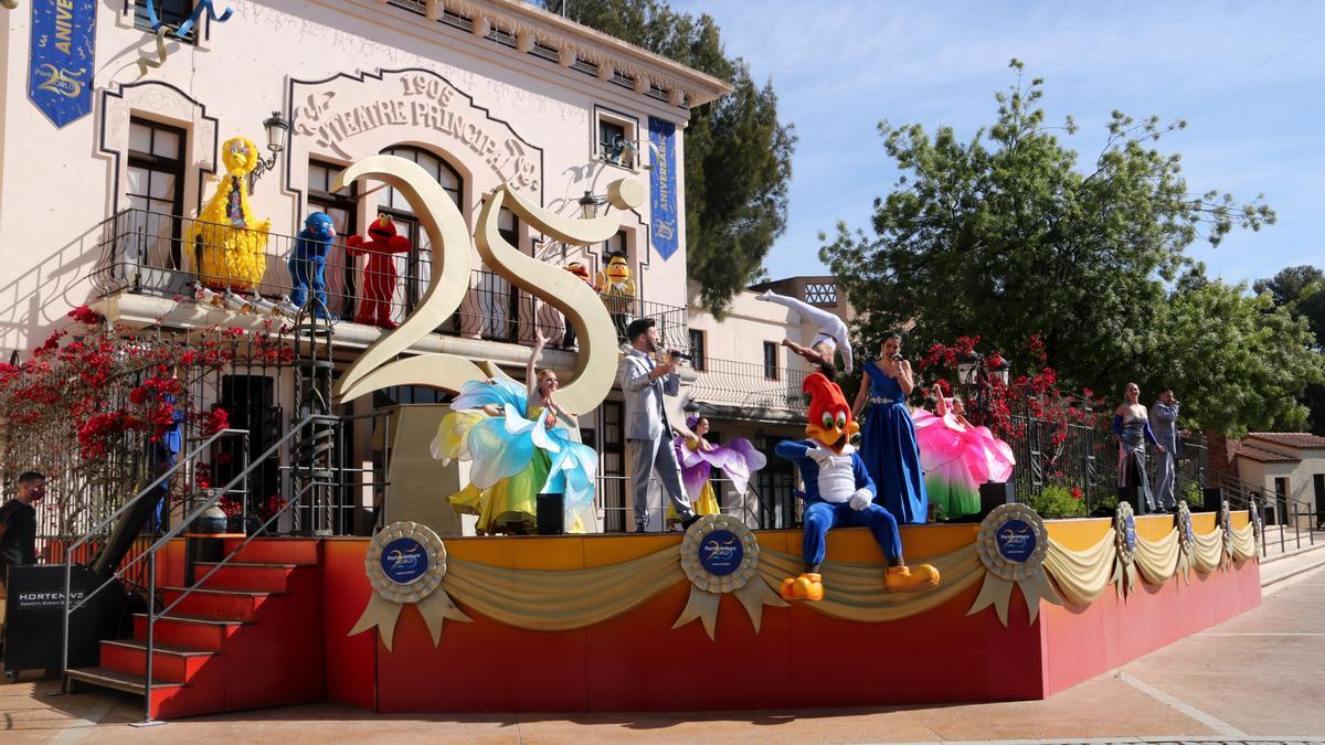 Artistes i personatges de PortAventura World durant l&#039;espectacle inaugural de la temporada