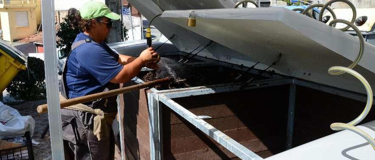 Un vecino utiliza el compost del centro comunitario de la calle Daniel Castelao, en Moaña. // G. Núñez