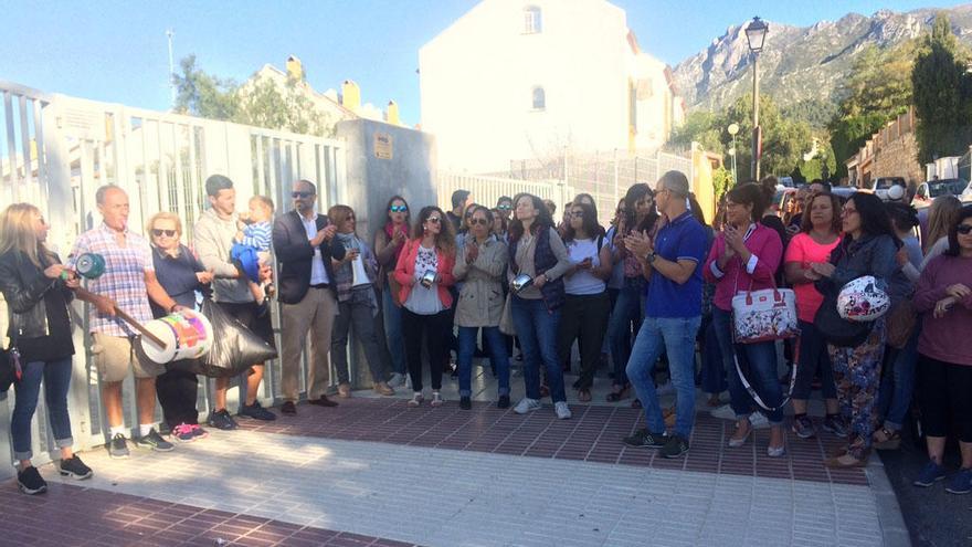 Padres de alumnos de los colegios Vargas Llosa y Xarblanca reivindican un instituto en Las Chapas.