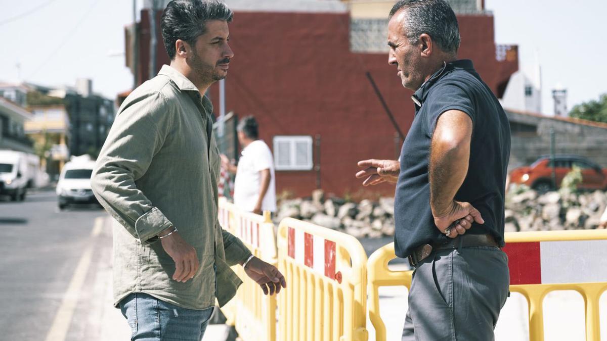 El alcalde de La Laguna, Luis Yeray Gutiérrez (izquierda), visita los trabajos del nuevo aparcamiento.