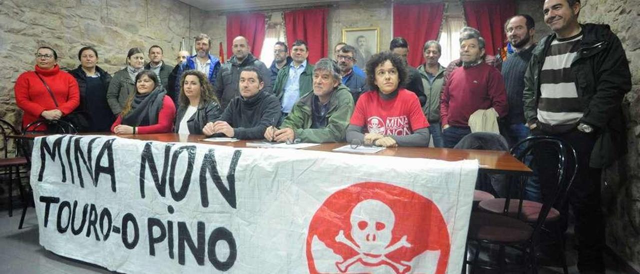 Entre los colectivos en pie de guerra contra la mina de Touro hay cofradías, asociaciones de mejilloneros, parquistas, depuradores, ecologistas y sindicatos. // Iñaki Abella