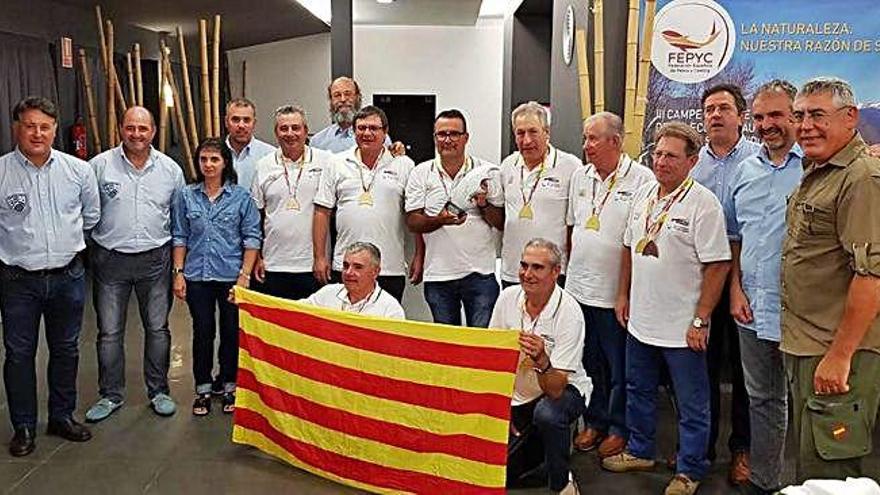 Francisco Prada, ajupit a la dreta, aguanta la senyera davant de la resta de components de l&#039;equip català