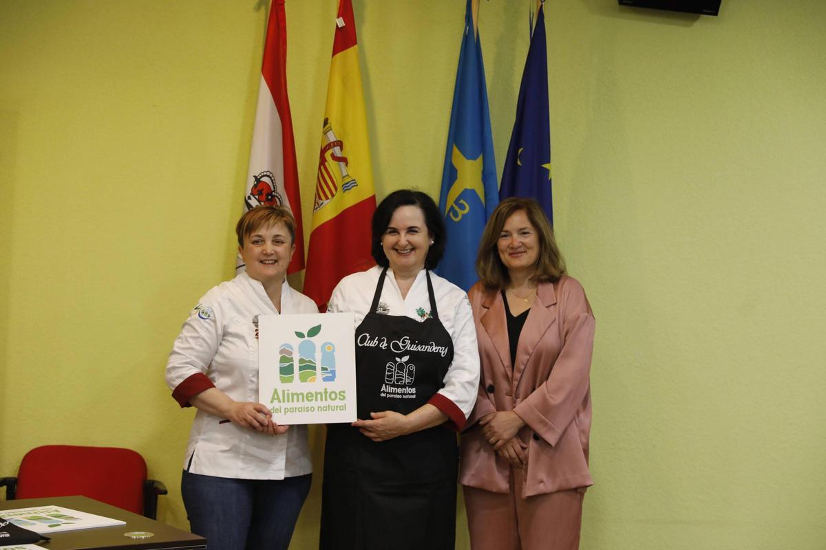 Una de las guisanderas recibiendo la placa de Alimentos del Paraíso y el mandil que les entregó la Unión de Comerciantes.