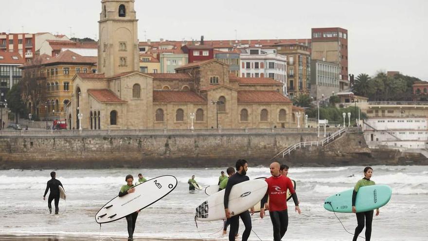 Surfistas en la playa de San Lorenzo.