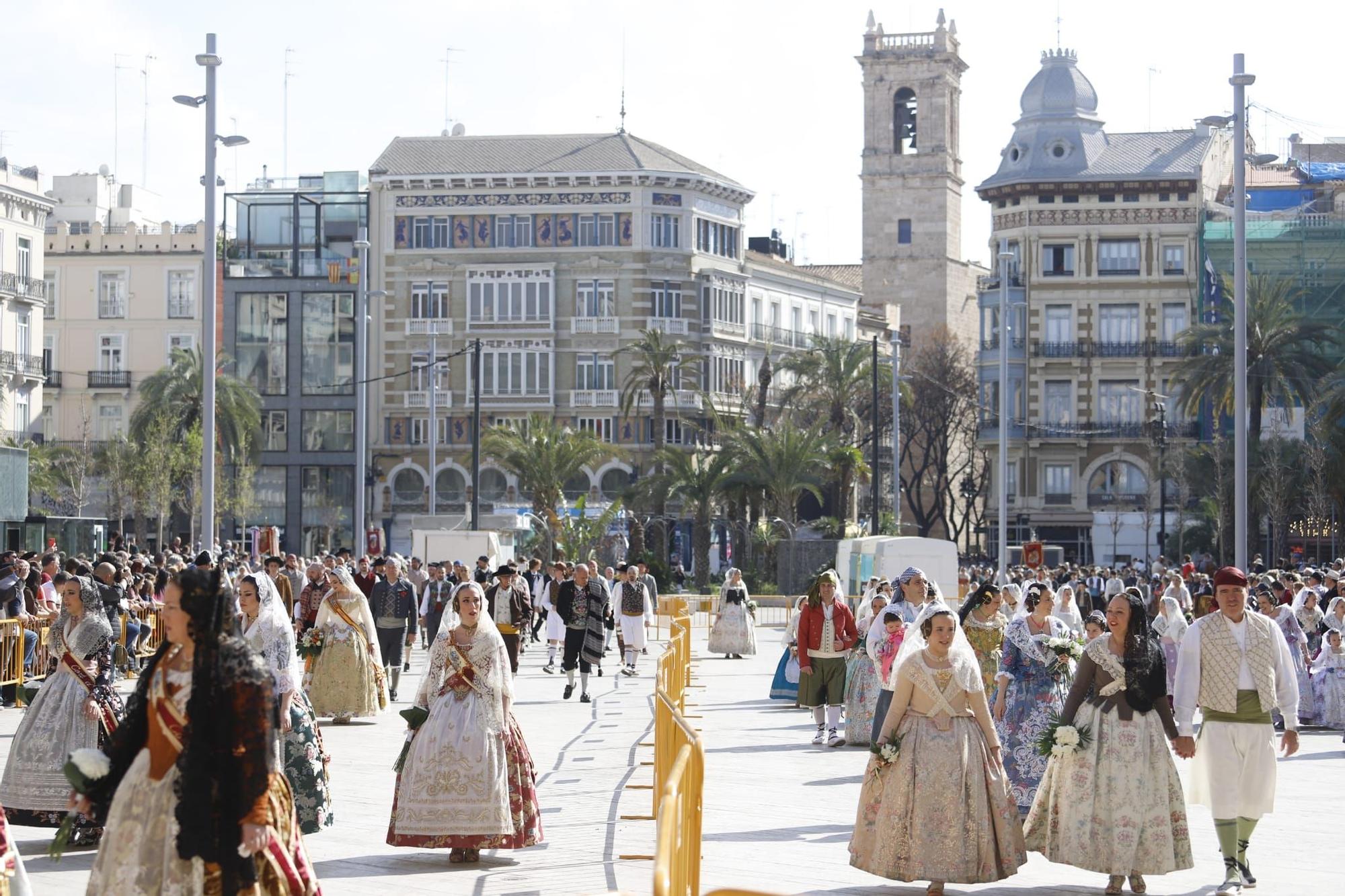 Las primeras comisiones ofrendan a la virgen