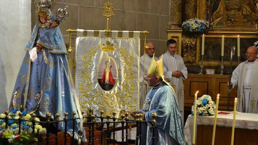 El obispo de Astorga junto a la patrona de la Carballeda.