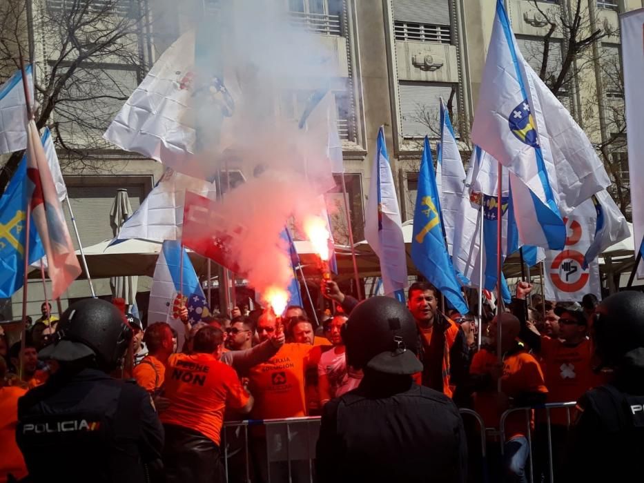 Han cortado el tráfico para pedir a la ministra de Industria, Reyes Maroto, que actúe definitivamente y evite el cierre de las plantas de A Coruña y Avilés.