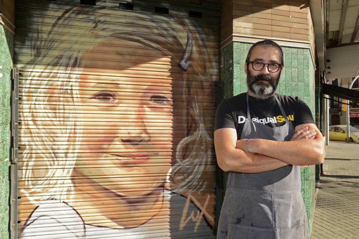 Àlvar Soler, propietario del bar Llacuna, en la calle Pere IV, ante el retrato de una vecina en la persiana.