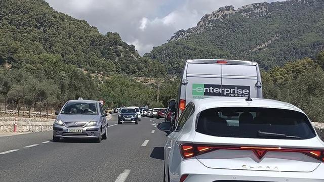 Una larga cola de vehículos para acceder a Sóller.