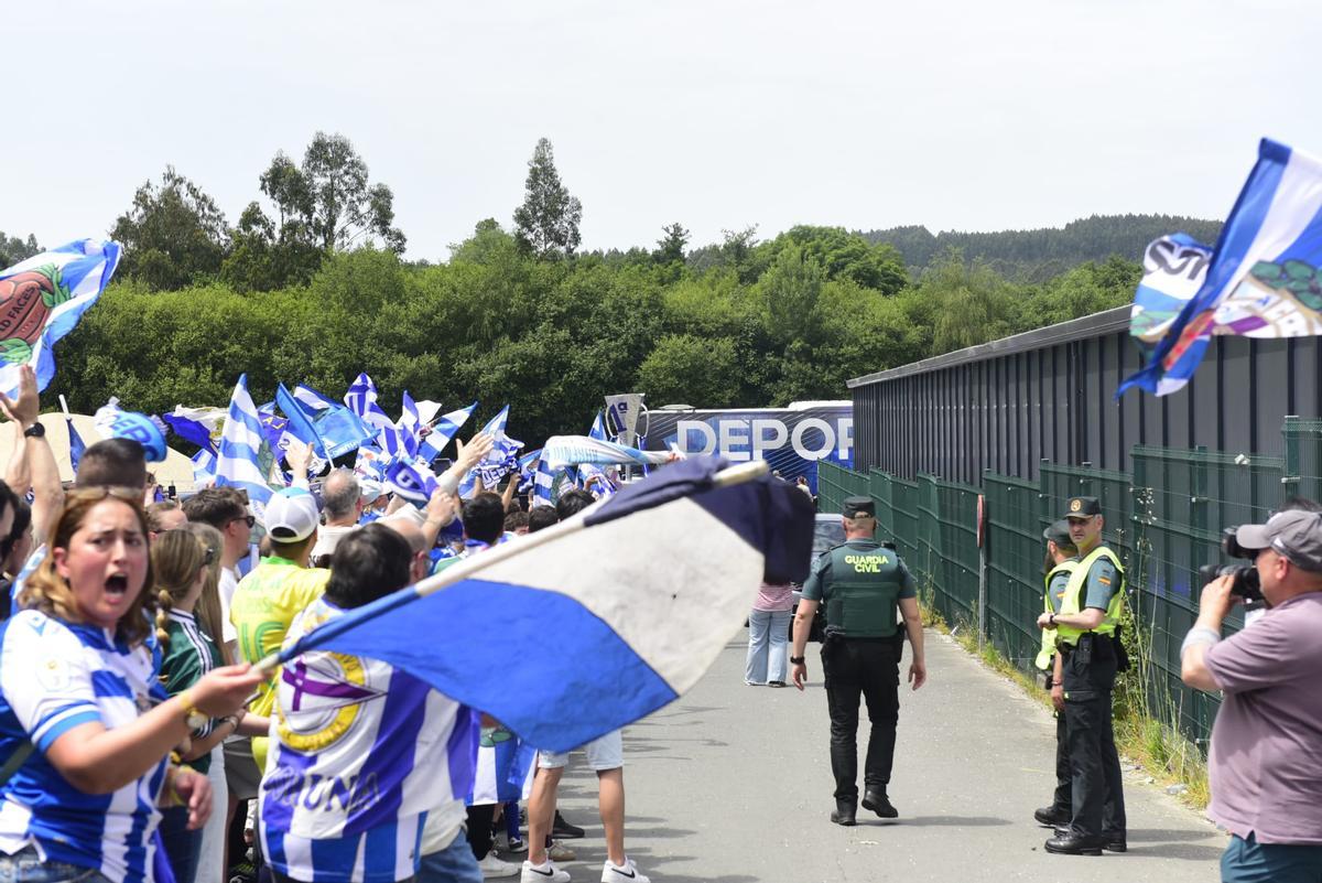 Así fue la salida del Deportivo camino de Valladolid con sus aficionados despidiéndole
